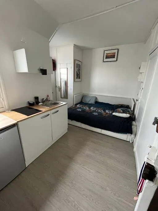 Cozy Room Nearby Champs Elysees Paris France